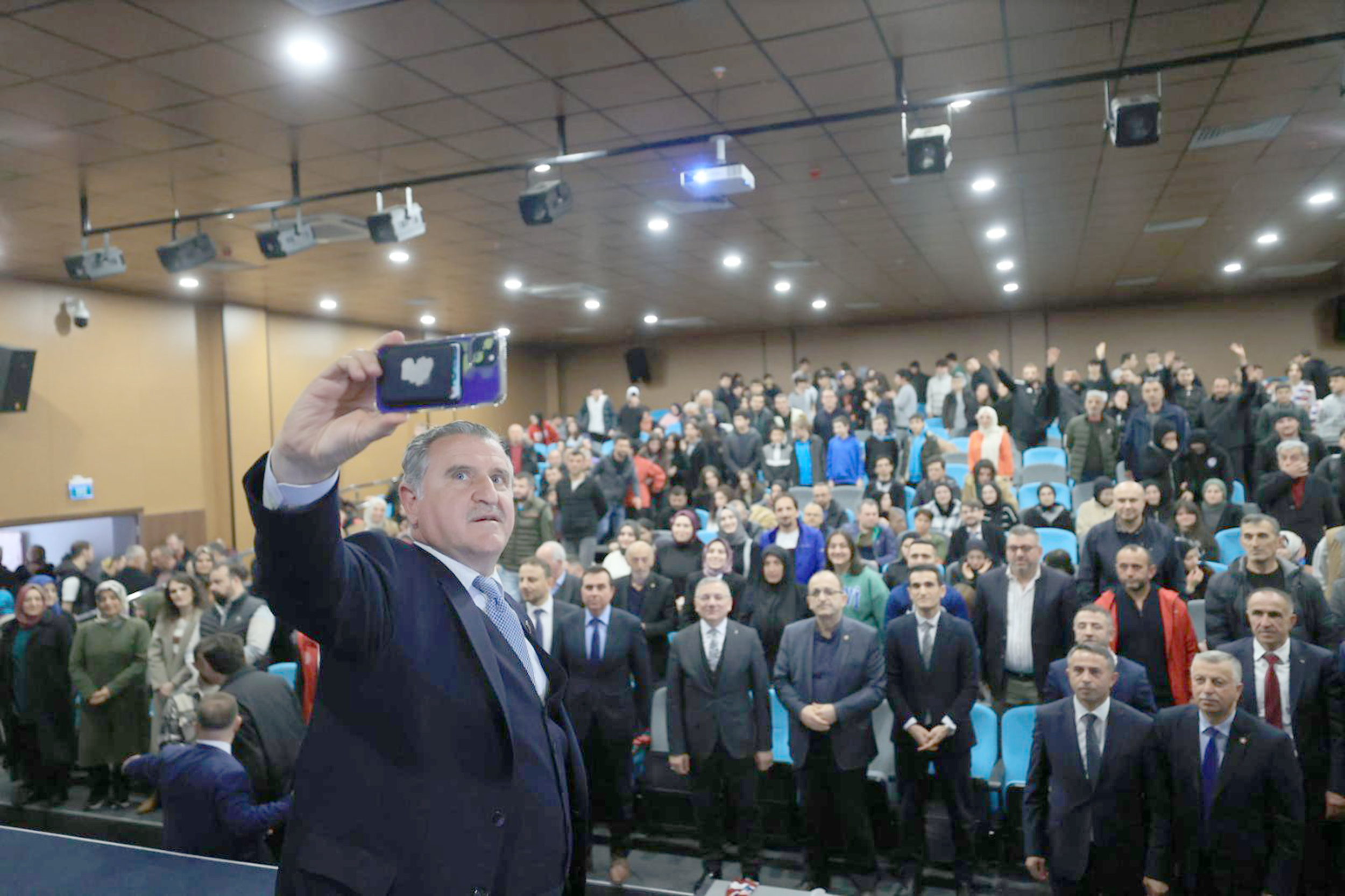 Gençlik ve Spor Bakanı Osman Aşkın Bak, Karadeniz gezisi sırasında