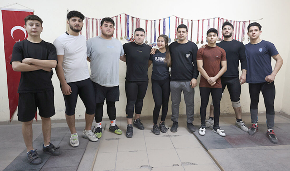 Antalya’da bir okulun deposunun spor salonuna dönüştürülmesiyle halterle tanışan öğrencilerden
