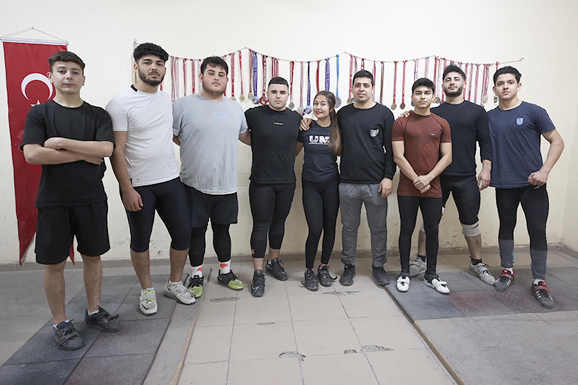 Antalya’da bir okulun deposunun spor salonuna dönüştürülmesiyle halterle tanışan öğrencilerden