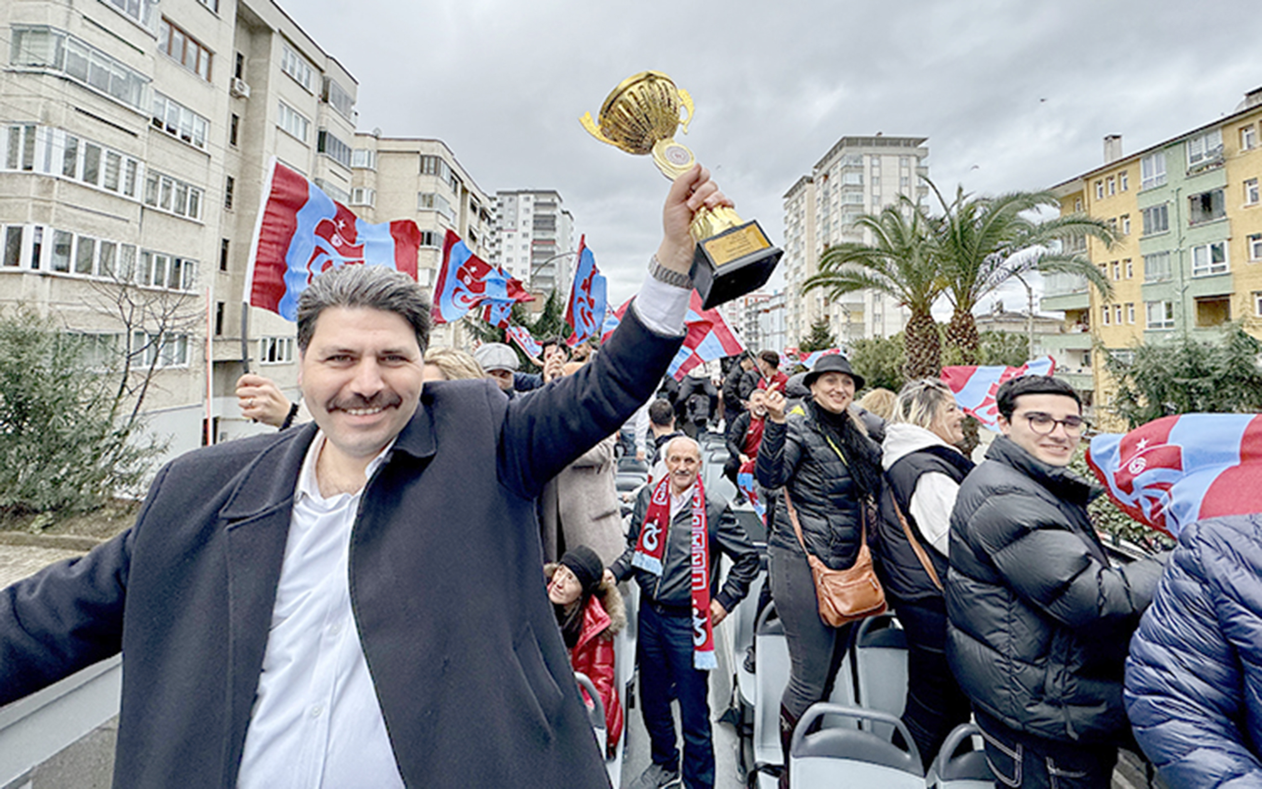 Türkiye Liseler Arası Okul Sporları futbol müsabakalarında şampiyon olan Yavuz