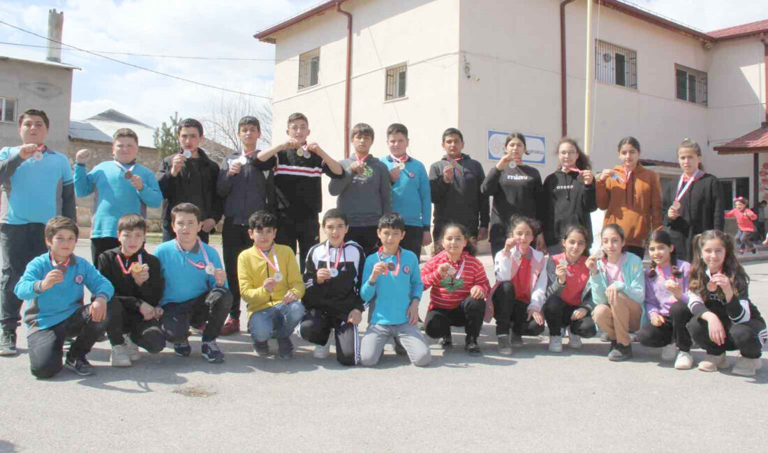 Sivas’ta düzenlenen Okullararası Bilek Güreşi Müsabakalarına kısıtlı imkanlarla hazırlanarak katılan