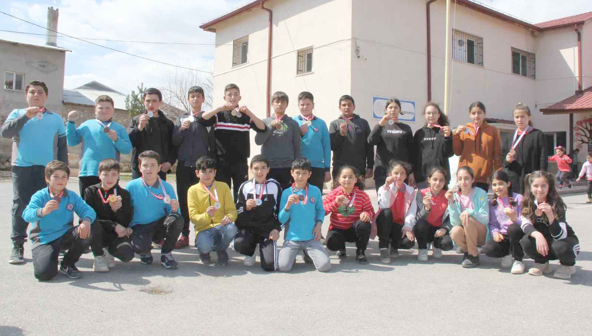 Sivas’ta düzenlenen Okullararası Bilek Güreşi Müsabakalarına kısıtlı imkanlarla hazırlanarak katılan