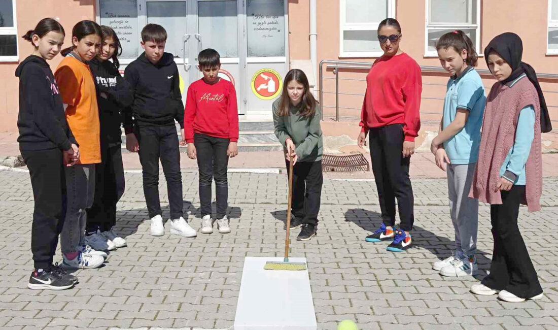 Kütahya’nın Tavşanlı ilçesine bağlı Kuruçay Beldesi Orta Okulu, öğrencilerini golf