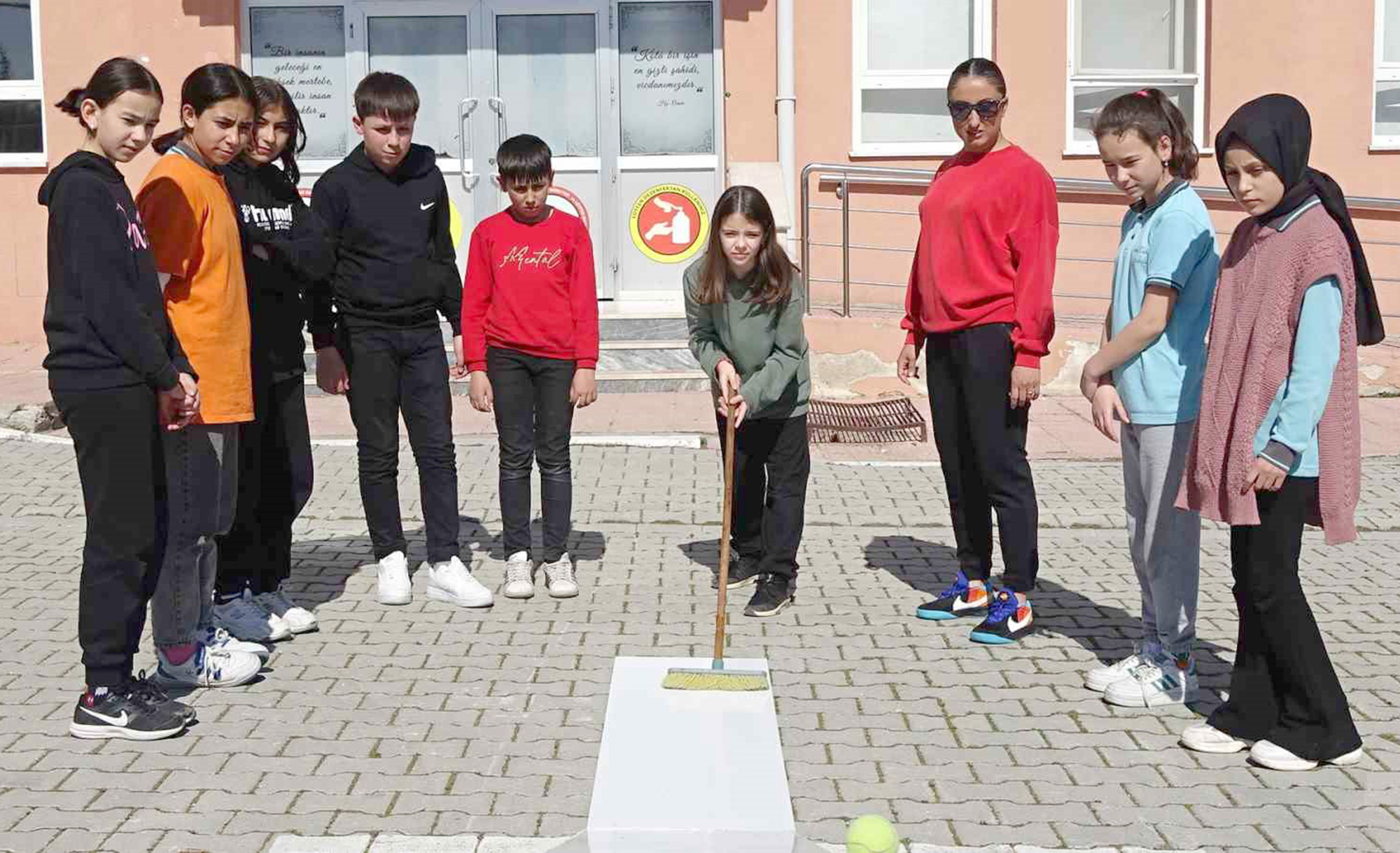 Kütahya’nın Tavşanlı ilçesine bağlı Kuruçay Beldesi Orta Okulu, öğrencilerini golf