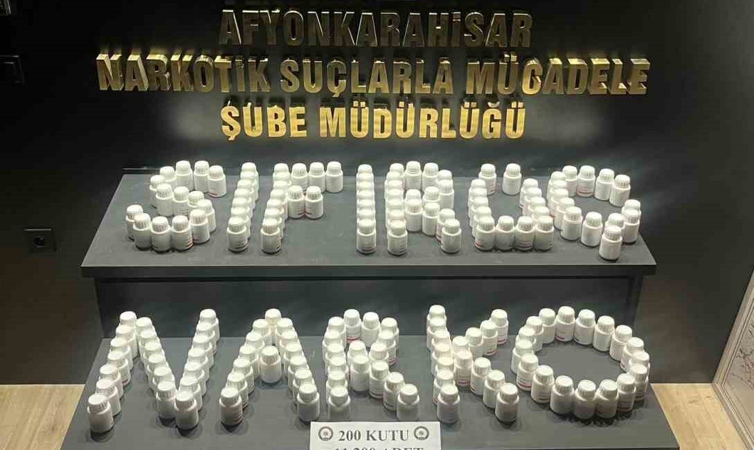 Afyonkarahisar’da polis tren garında gözaltına aldığı bir şahsın bavulundan 11