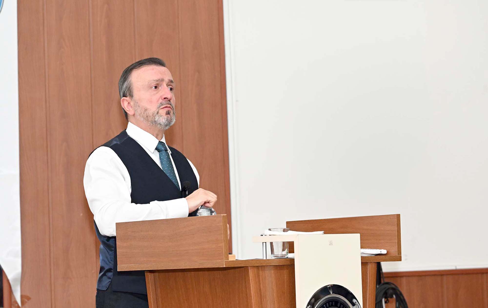 Afyon Kocatepe Üniversitesi (AKÜ) İlahiyat Fakültesi Konferans Salonunda Ankara Üniversitesi