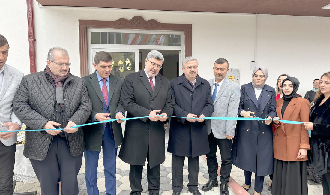 Seçim çalışmaları kapsamında vatandaşlarla bir araya gelen AK Parti Afyonkarahisar