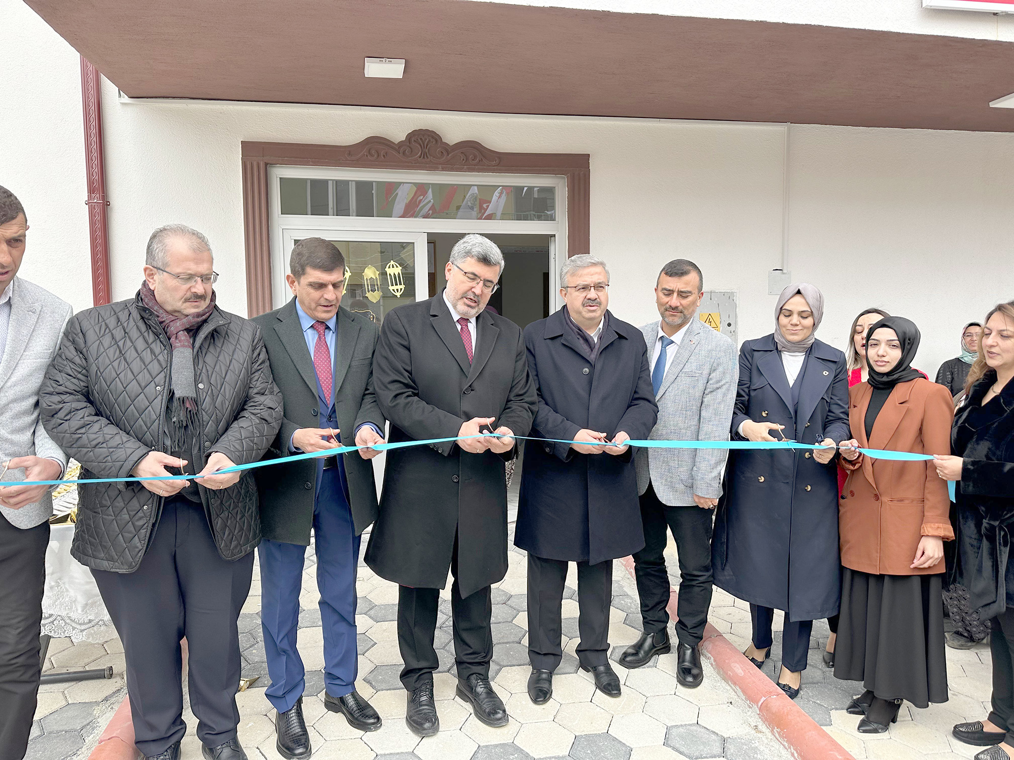 Seçim çalışmaları kapsamında vatandaşlarla bir araya gelen AK Parti Afyonkarahisar
