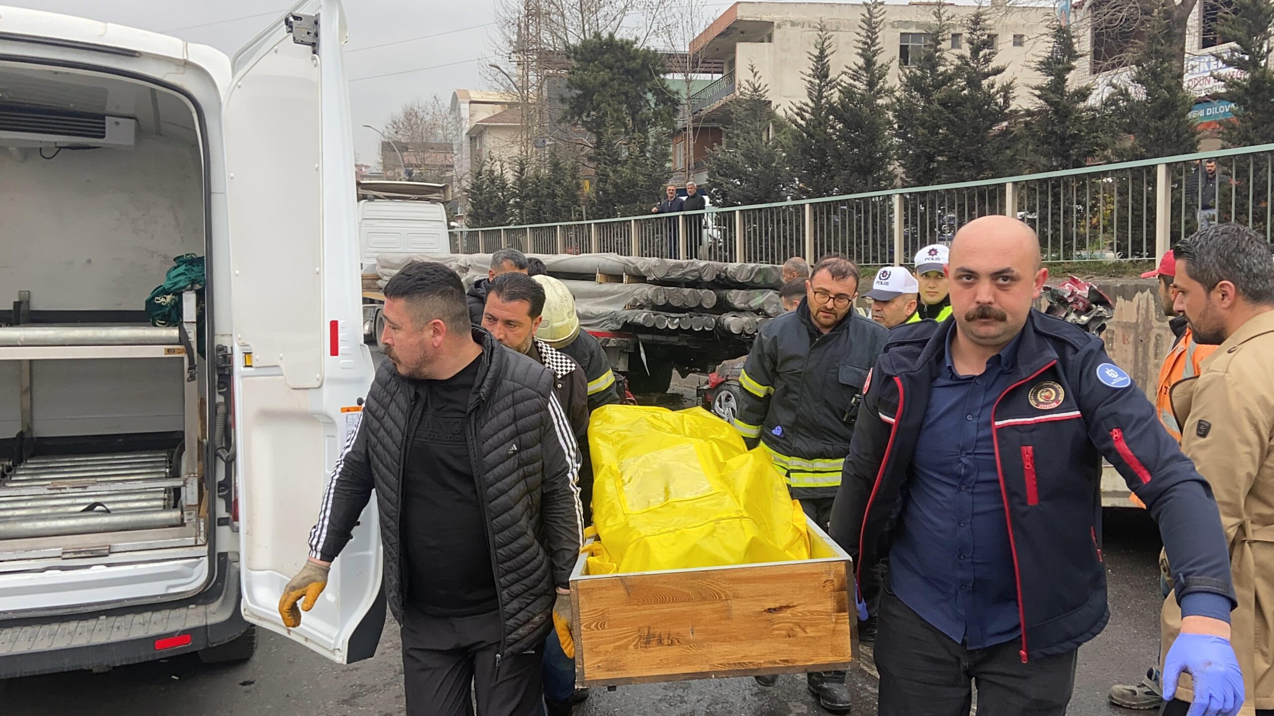 Kocaeli’nin Dilovası ilçesinde park halindeki tırın altına giren otomobilde yangın
