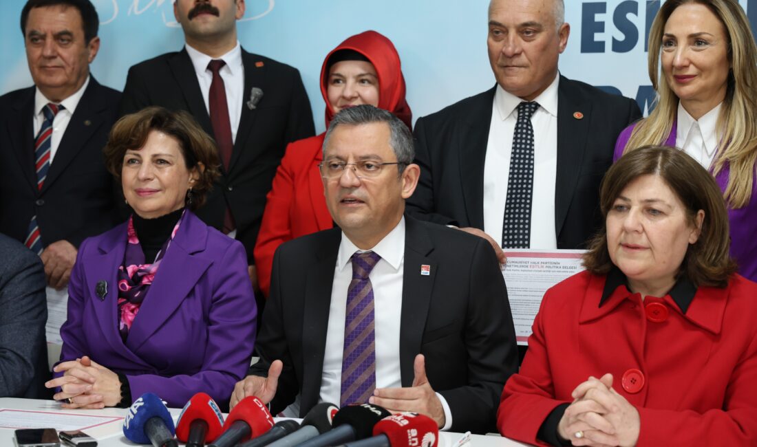 Eskişehir’de CHP İl Başkanlığı’na ziyarette bulunarak basın açıklaması düzenleyen CHP