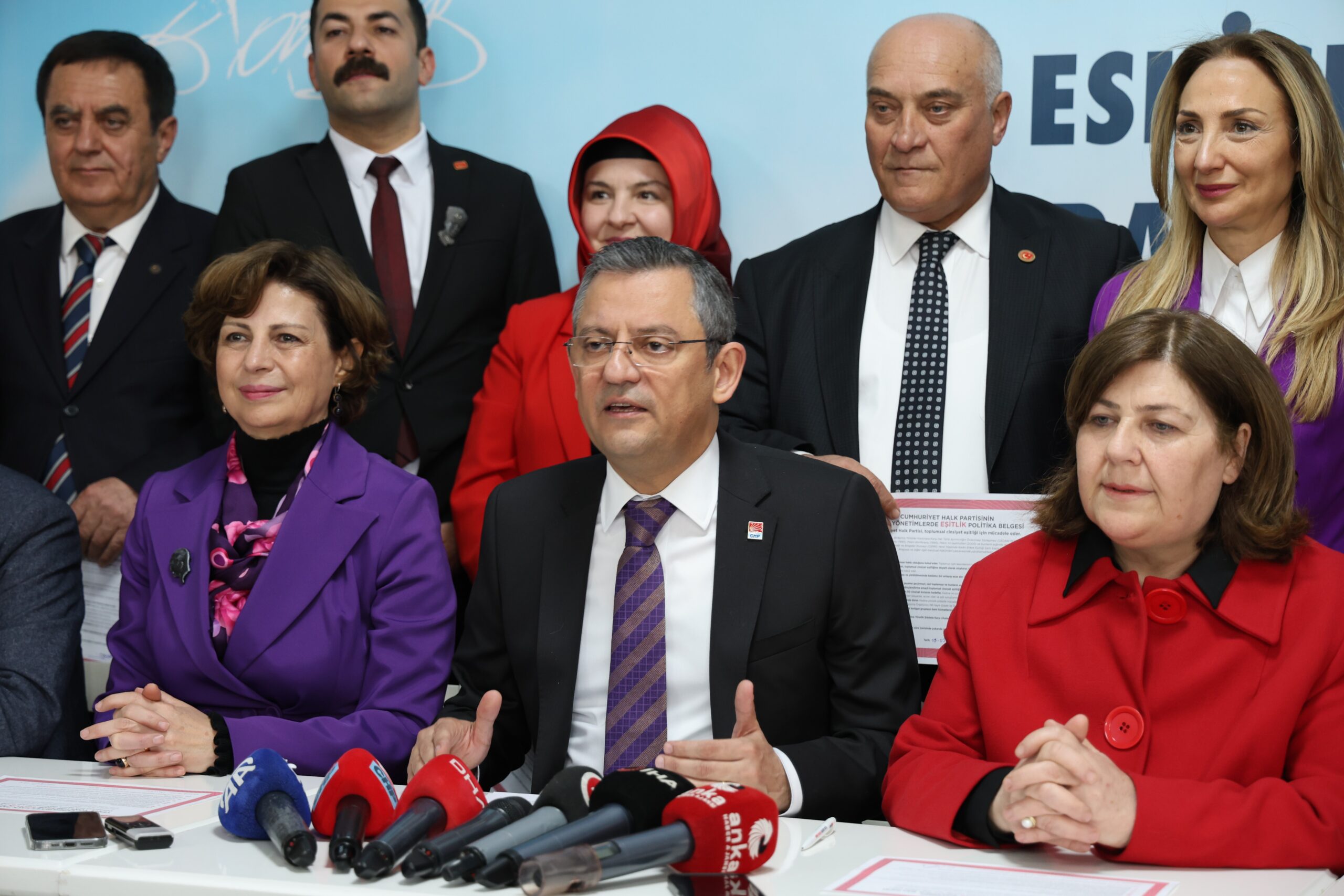 Eskişehir’de CHP İl Başkanlığı’na ziyarette bulunarak basın açıklaması düzenleyen CHP