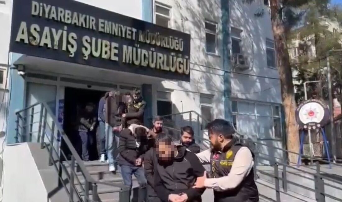 Diyarbakır merkezli 5 ilde düzenlenen ‘jetlag’ operasyonunda, kendini polis ya