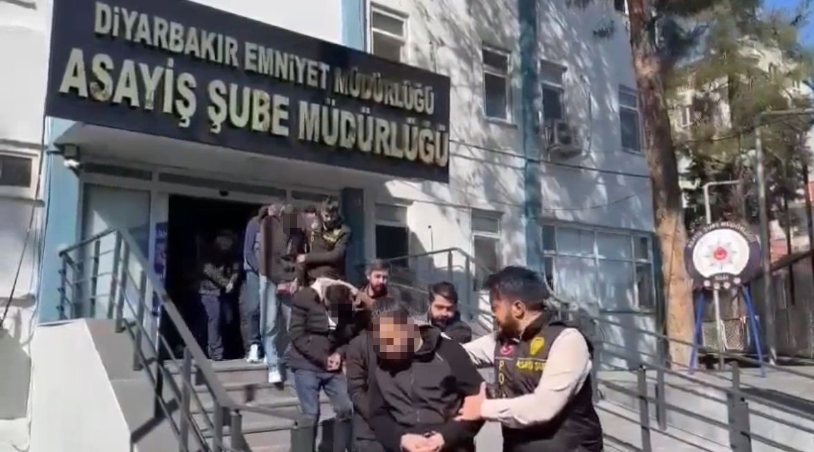 Diyarbakır merkezli 5 ilde düzenlenen ‘jetlag’ operasyonunda, kendini polis ya