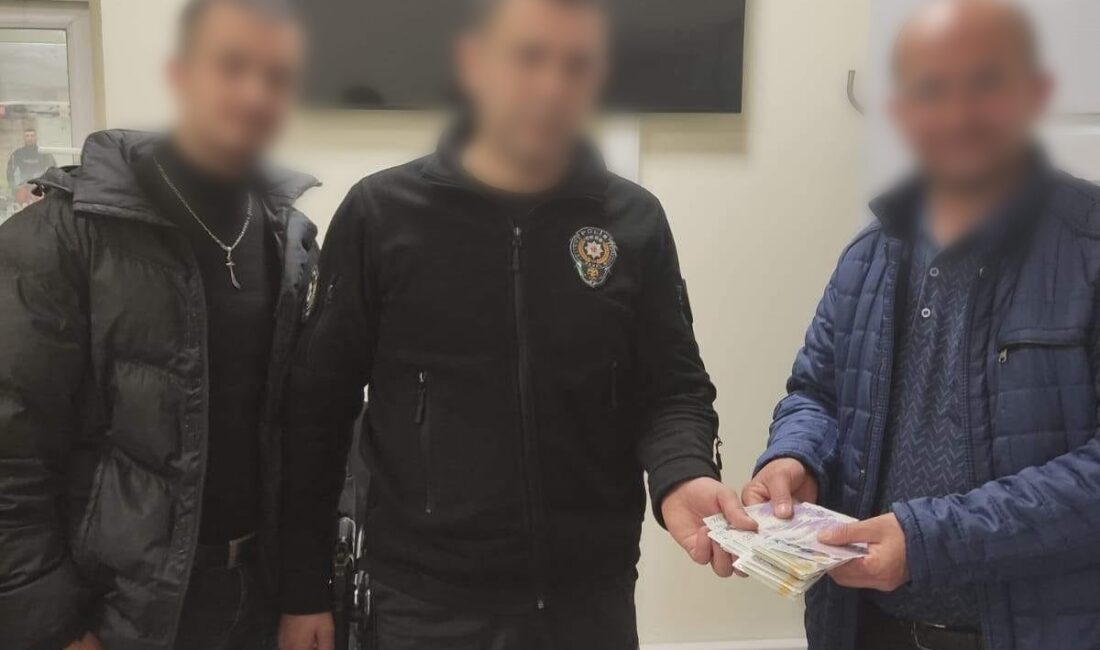 Kayseri’nin Melikgazi ilçesinde bir vatandaş, yolda bulduğu parayı karakola götürüp