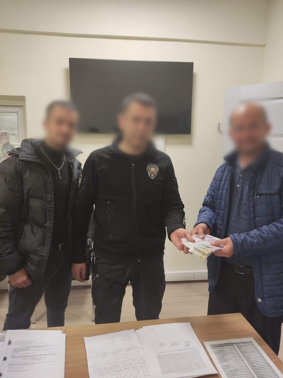 Kayseri’nin Melikgazi ilçesinde bir vatandaş, yolda bulduğu parayı karakola götürüp