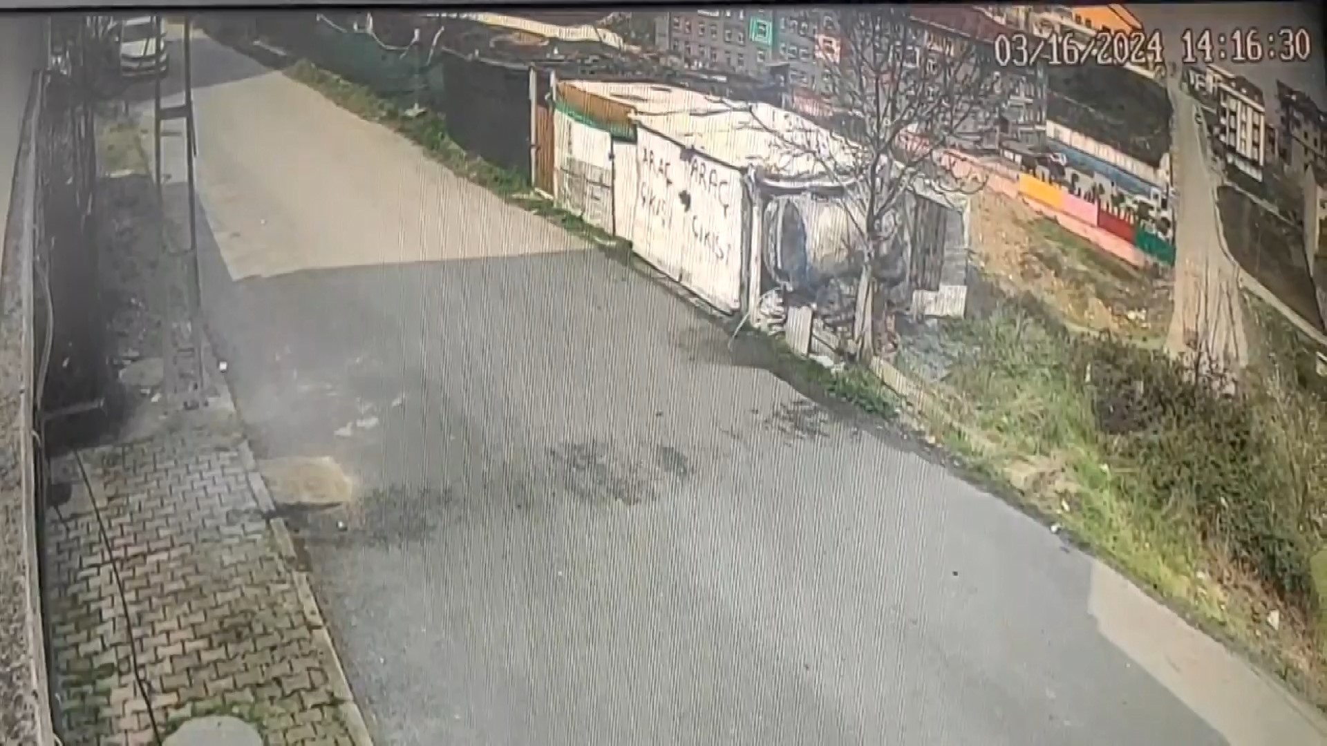 Arnavutköy’de sokakta yürüyen 2 kişi, yol kenarında bulunan su tankerinin