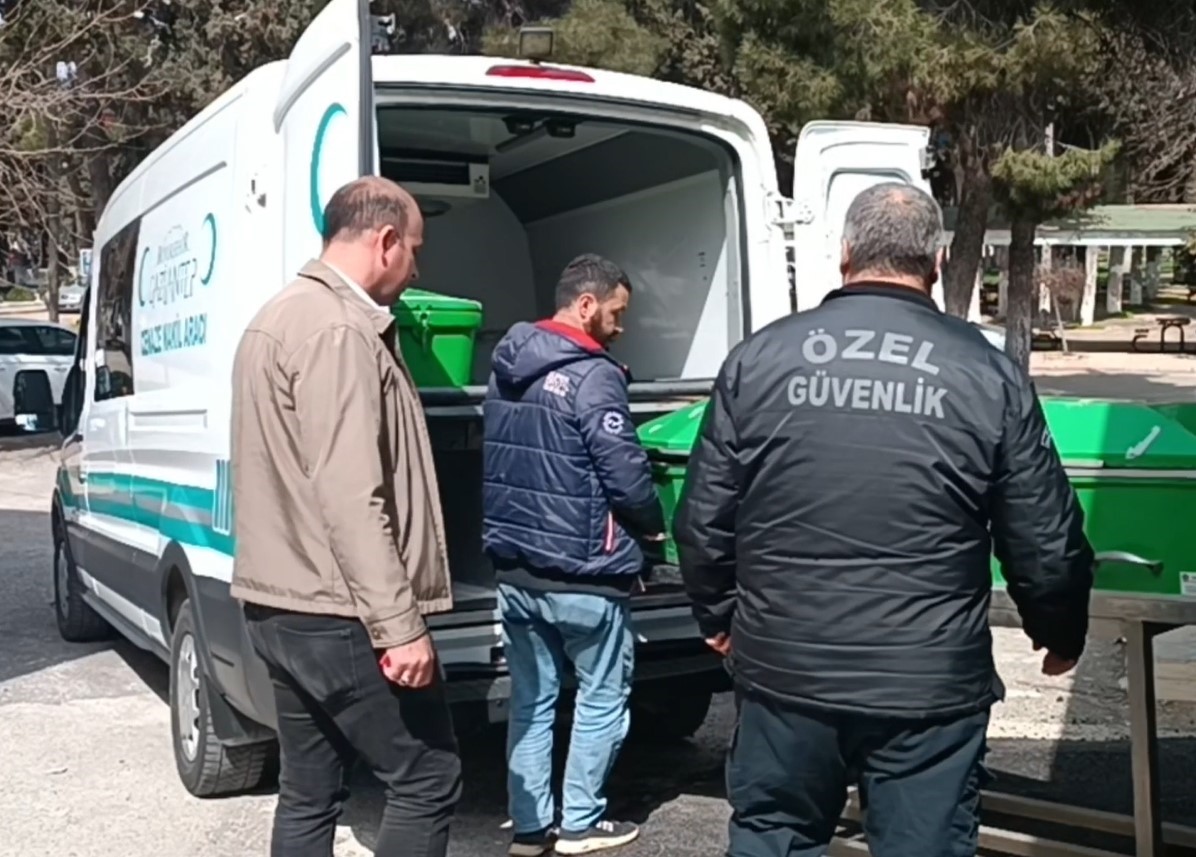 Gaziantep’in Oğuzeli ilçesinde 2 oğlunun bıçaklı saldırısına uğrayan baba hayatını