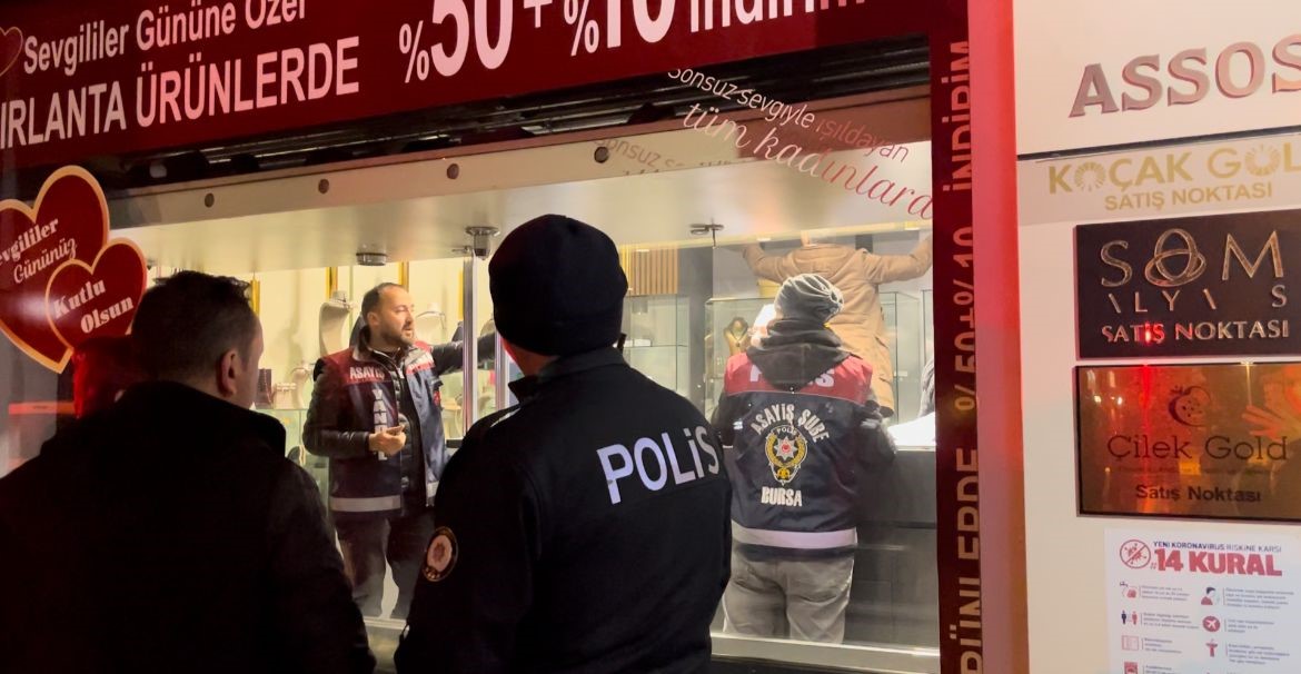 Bursa’da bir kuyumcu, kar payı vereceğini söyleyerek müşterilerinin altınlarını emanet