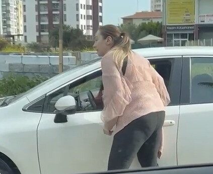 Adana’da trafikte bir kadın, yol verme tartışmasında başka bir kadını