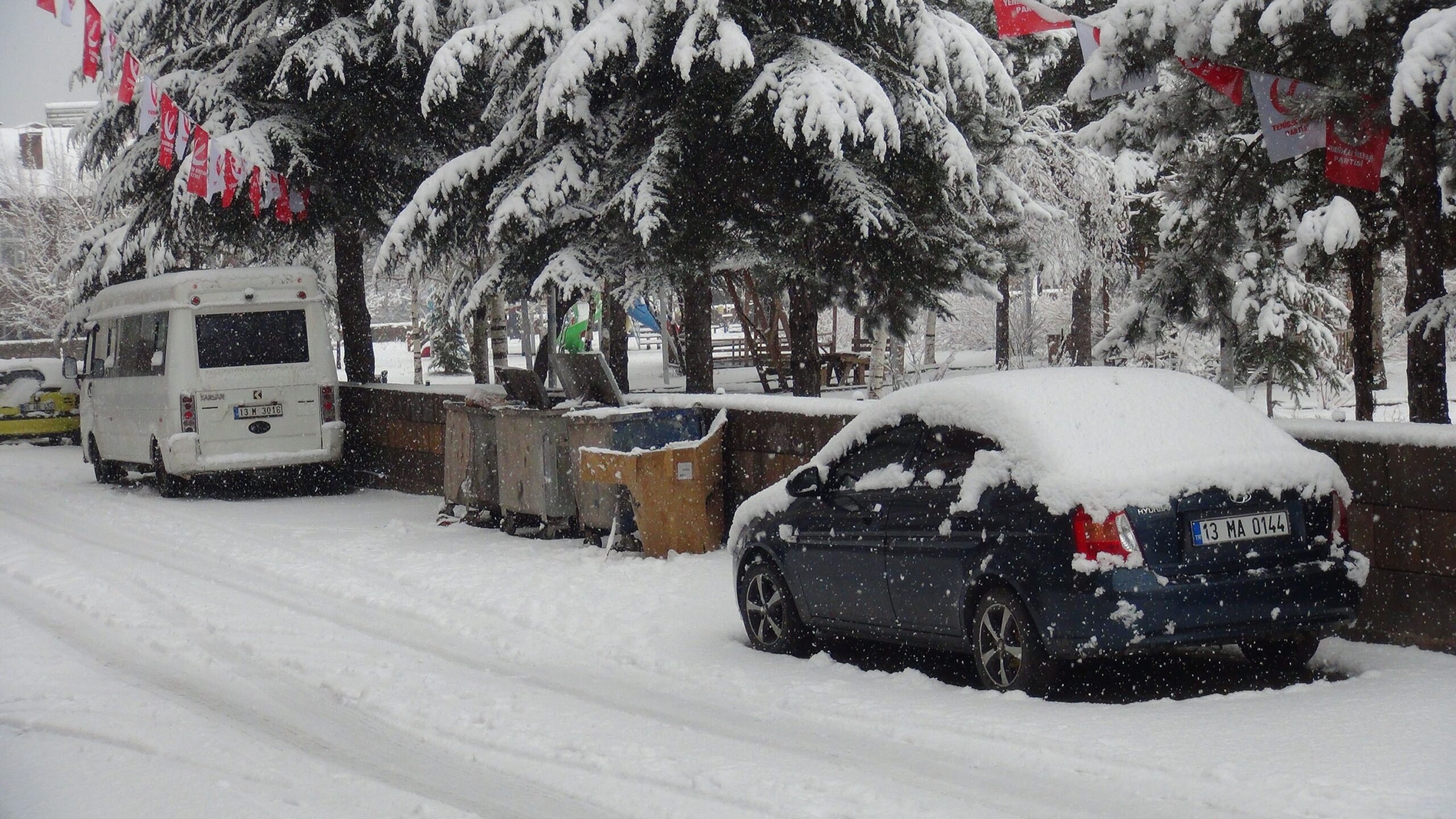 Bitlis’in Ahlat ilçesinde Mart ayında kar yağışı etkili oluyor. Meteorolojinin
