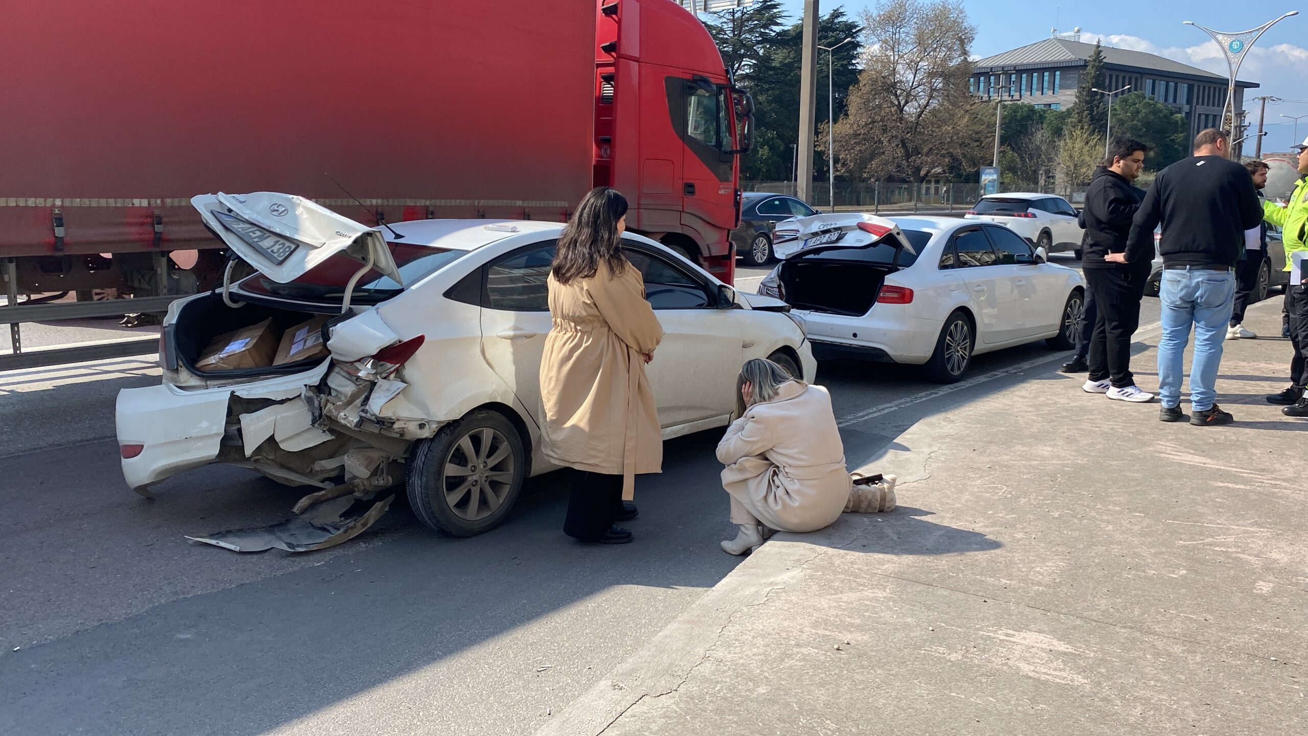 Kocaeli D100 Karayolu’nda 7 aracın karıştığı zincirleme trafik kazasında biri
