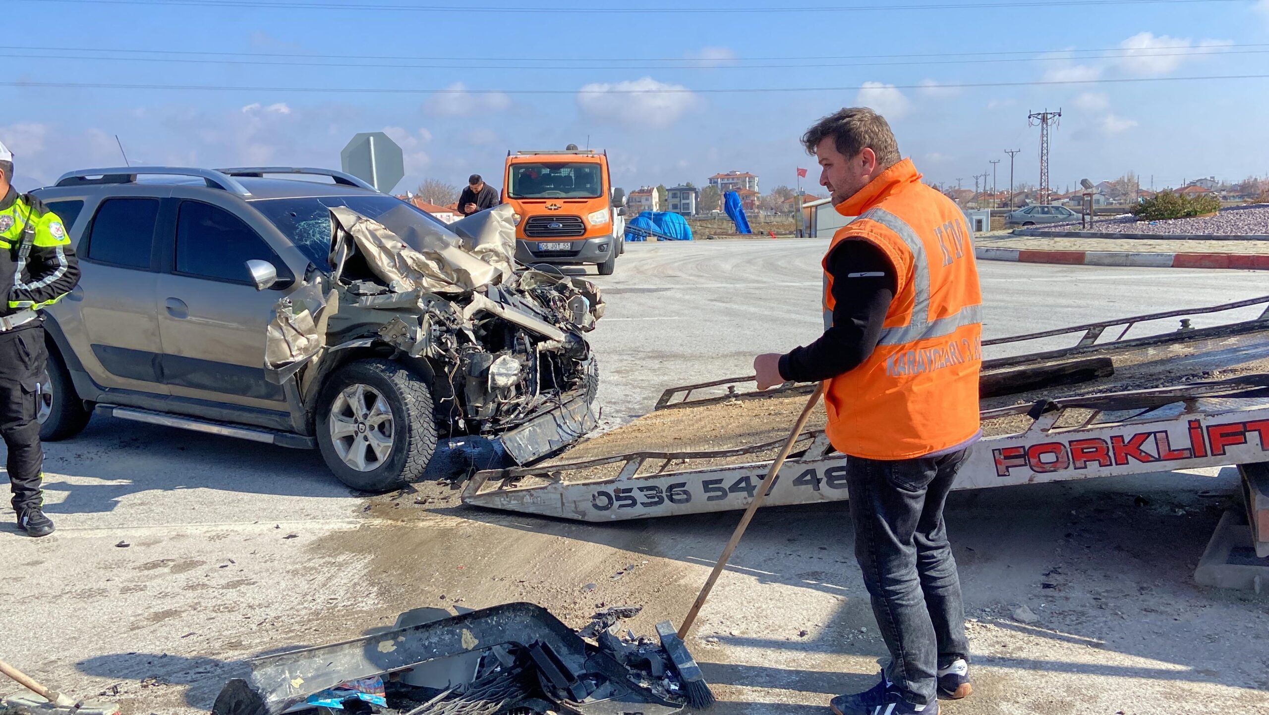 Karaman’da kamyona arkadan çarpan cipin sürücüsü yaralandı. Kaza, Karaman-Konya kara