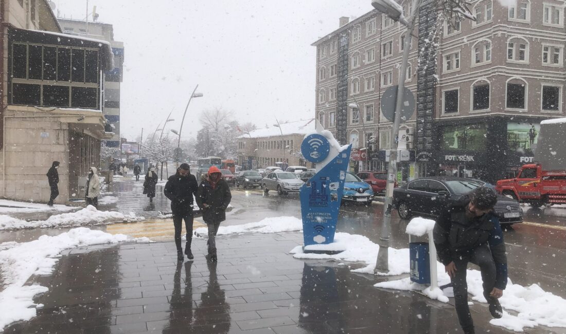 Erzurum’da Mart ayının son haftasına girilirken lapa lapa yağan kar