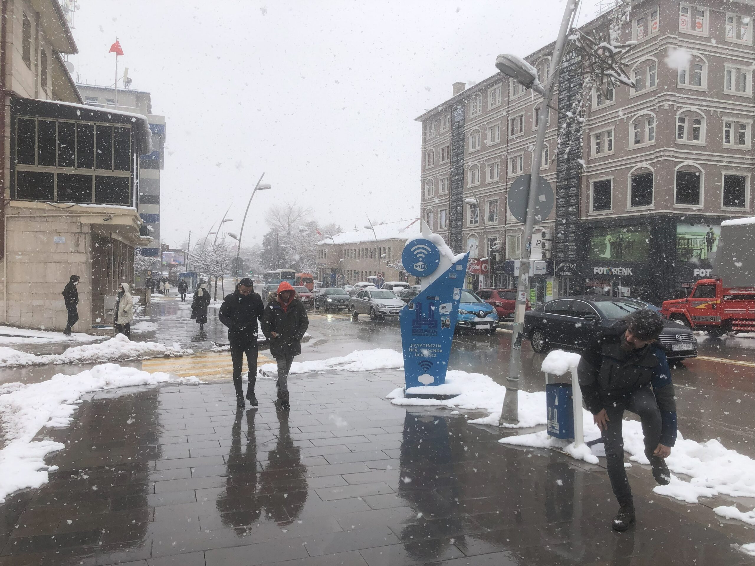 Erzurum’da Mart ayının son haftasına girilirken lapa lapa yağan kar