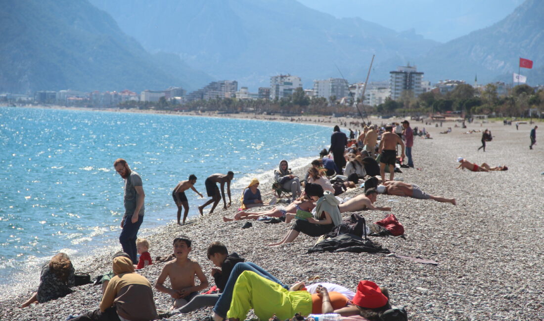 Turizm kenti Antalya’da sahillerdeki yoğunluk yaz gününü aratmadı. Ülke genelinde