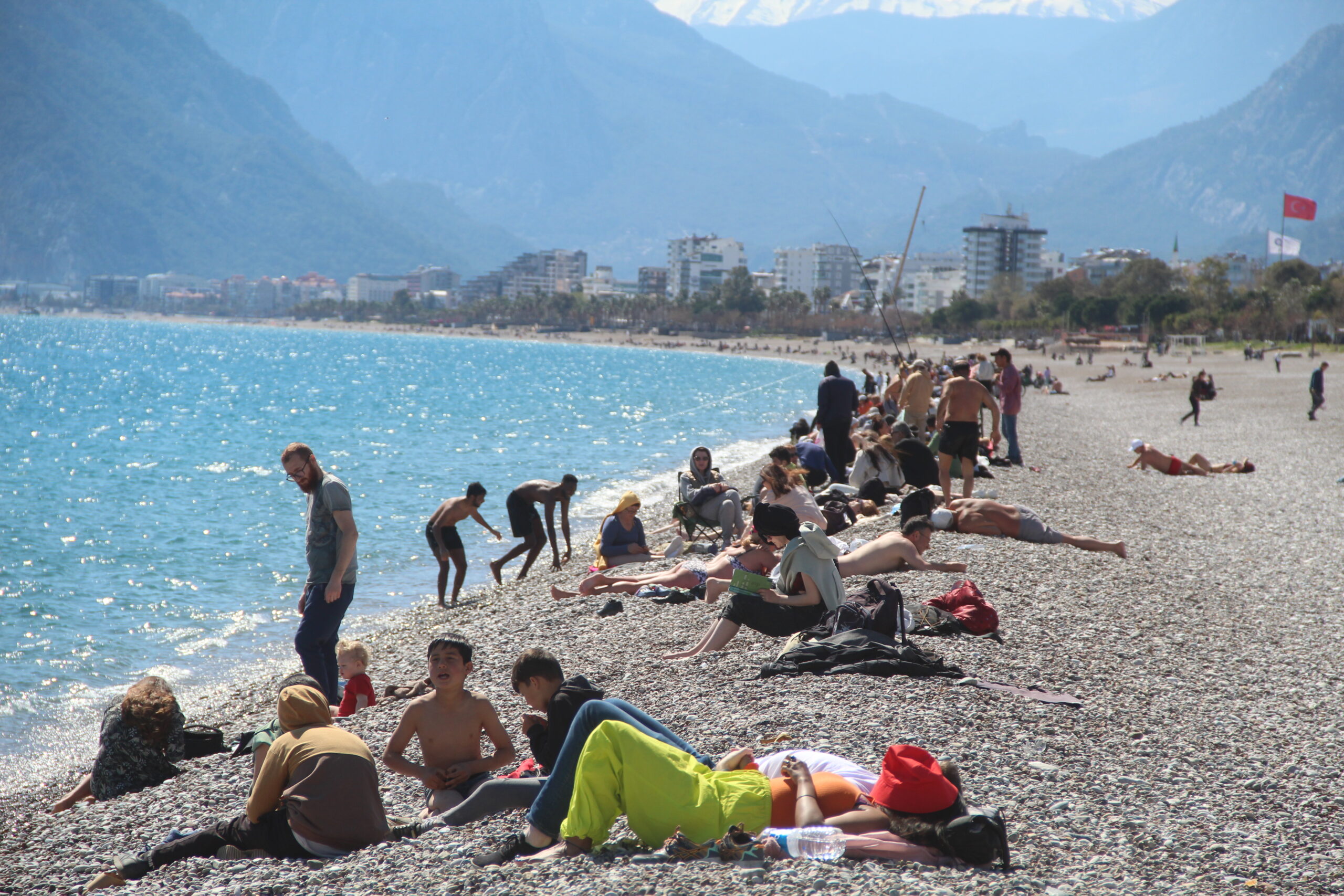 Turizm kenti Antalya’da sahillerdeki yoğunluk yaz gününü aratmadı. Ülke genelinde
