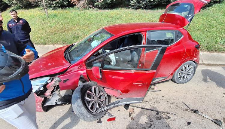 Kocaeli’nin Gebze ilçesinde 2 otomobilin çarpışması neticesinde araçlar hurdaya dönerken