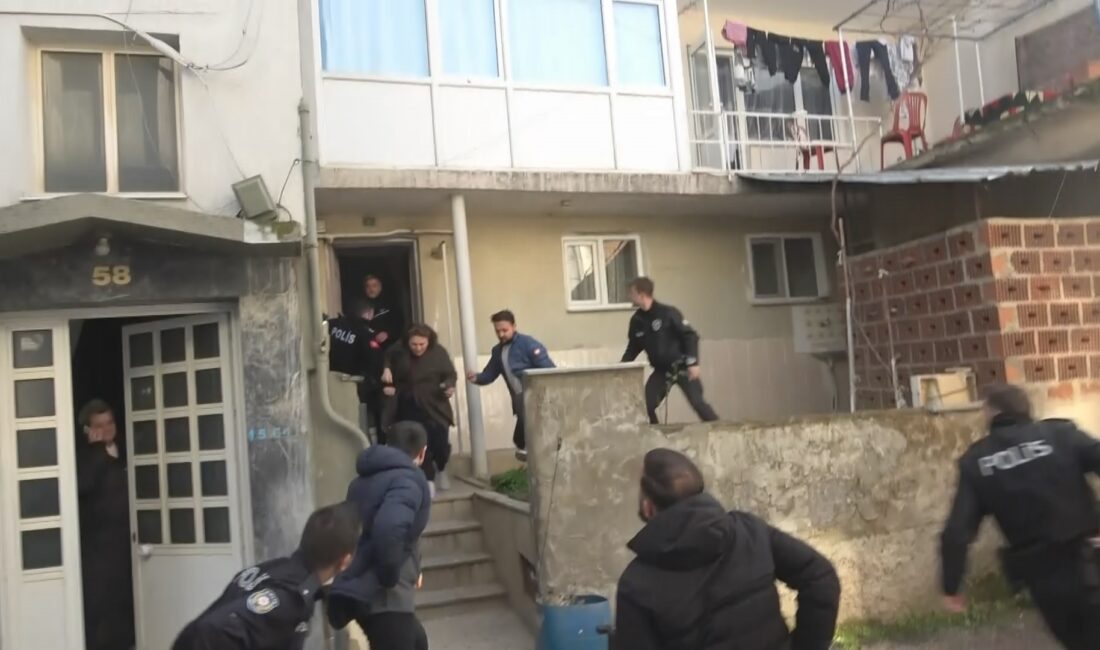 Bursa’da cezaevinden izne gelen şahıs; para vermediği gerekçesiyle balkonda ablasını