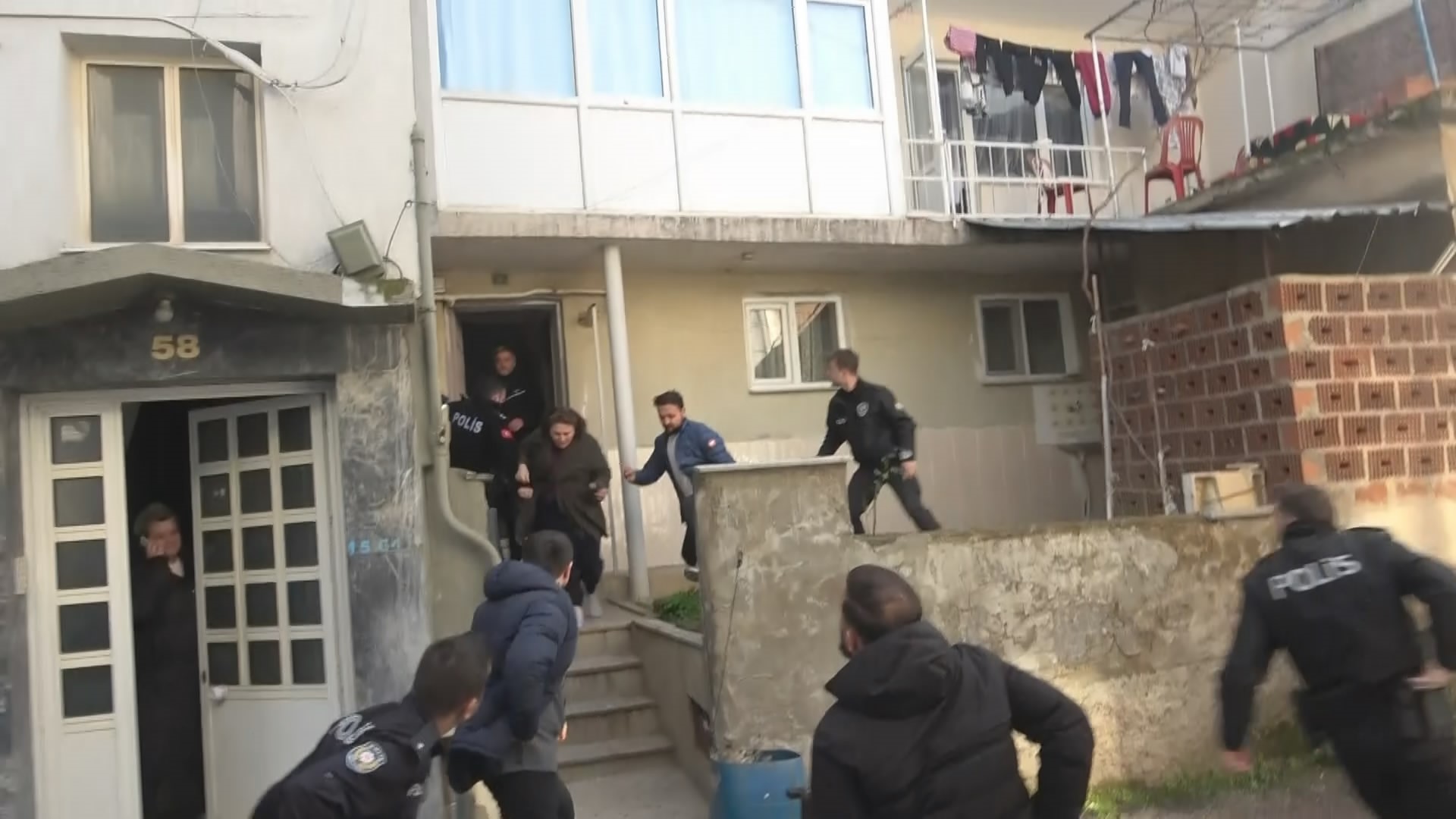 Bursa’da cezaevinden izne gelen şahıs; para vermediği gerekçesiyle balkonda ablasını