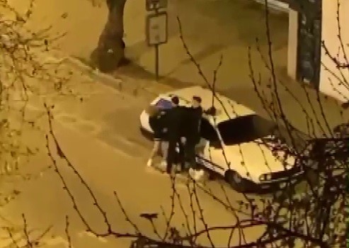İzmir’in Bornova ilçesinde tartıştığı kız arkadaşını sokak ortasında darbeden saldırgan,
