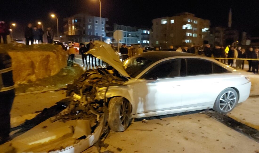 Gaziantep’in Nizip ilçesinde 2 otomobilin çarpışması sonucu meydana gelen trafik