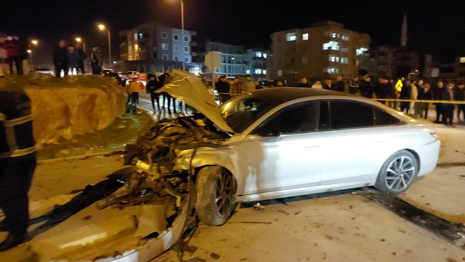 Gaziantep’in Nizip ilçesinde 2 otomobilin çarpışması sonucu meydana gelen trafik