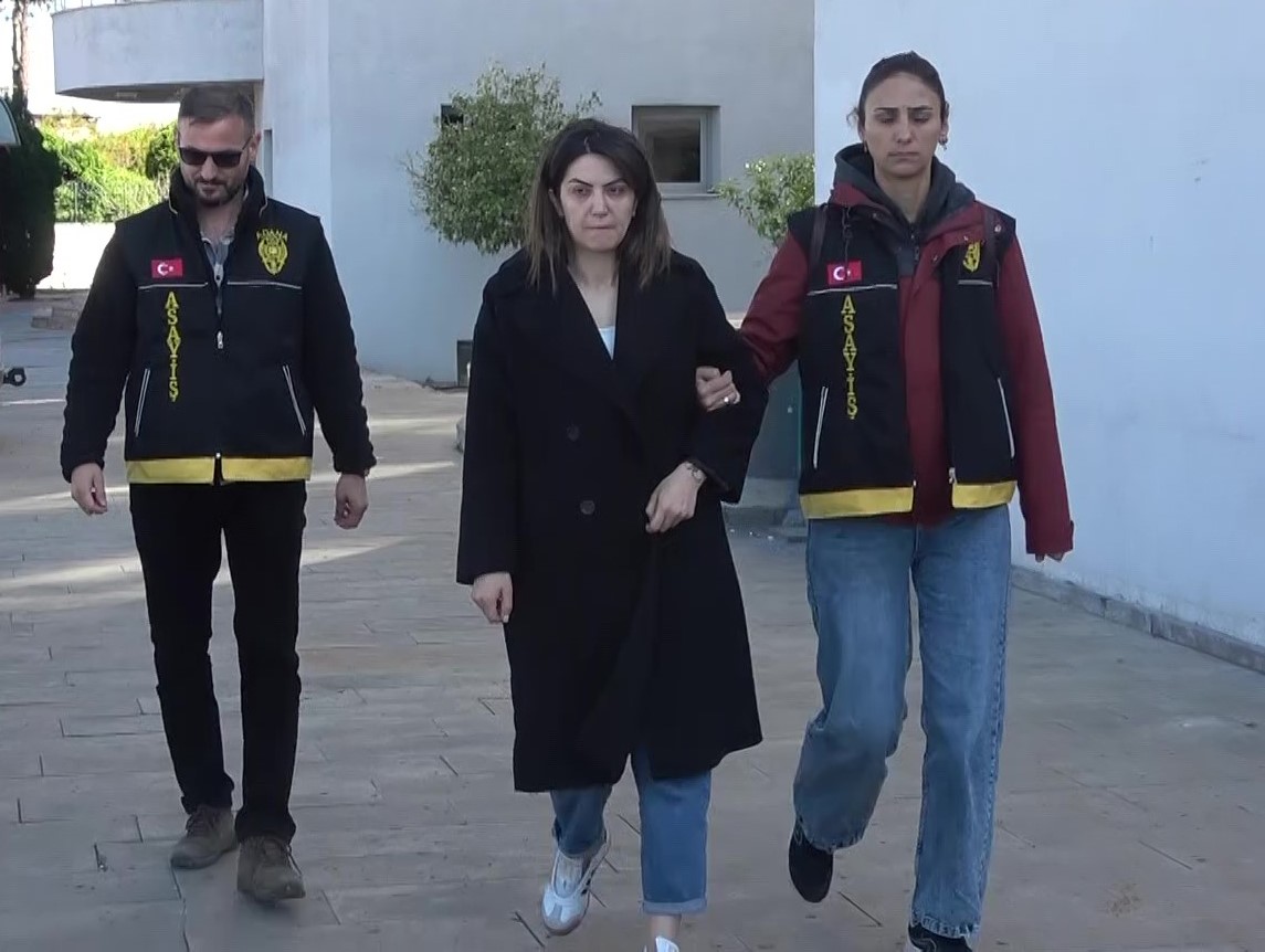 Adana’da adliyede sahte avukatlık yapan kadın evine yapılan operasyonla yakalandı.