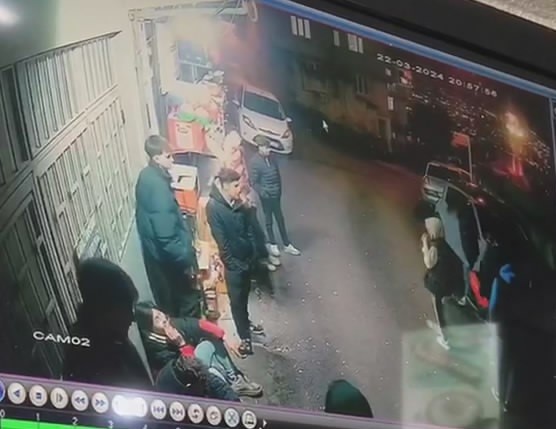 Bursa’da teravih namazı sonrası cami avlusunda oynayan çocuklara başıboş ‘Pitbull’
