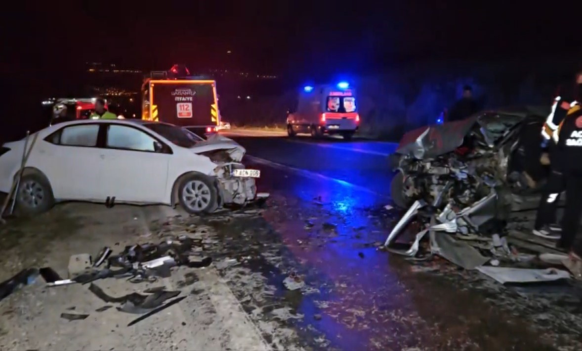 Gaziantep’in Nurdağı ilçesinde iki otomobilin kafa kafaya çarpışması sonucu meydana