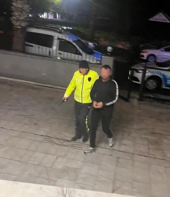 Muğla’nın Milas ilçesinde bir alışveriş merkezinde yaşanan kavgada beyzbol sopasıyla