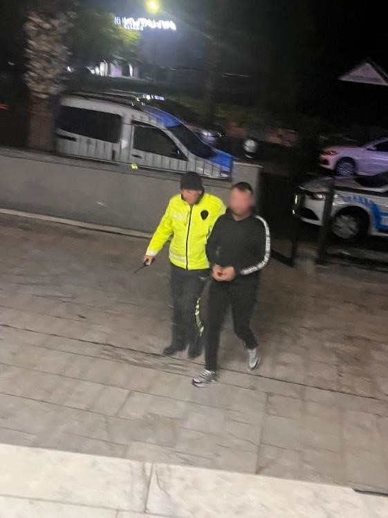 Muğla’nın Milas ilçesinde bir alışveriş merkezinde yaşanan kavgada beyzbol sopasıyla