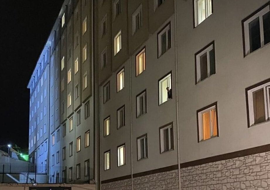 Karabük’ün Safranbolu ilçesinde bulunan öğrenci yurdunun 3. katındaki camından düşen