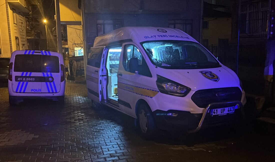 Kocaeli’nin İzmit ilçesinde bir şahıs, abisini bıçakla boğazından keserek öldürdü.