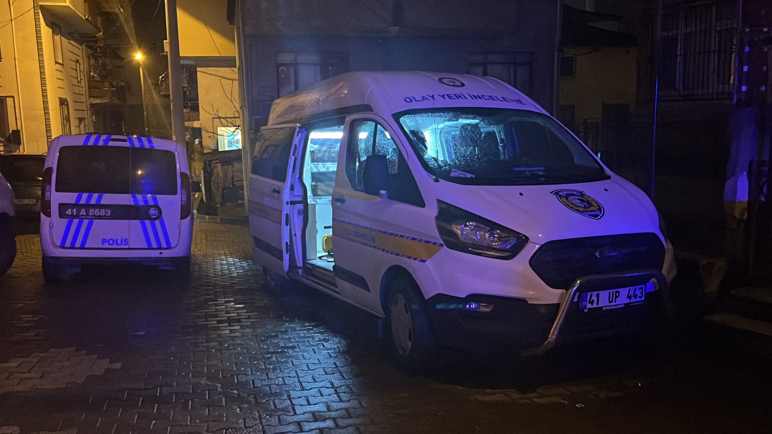 Kocaeli’nin İzmit ilçesinde bir şahıs, abisini bıçakla boğazından keserek öldürdü.