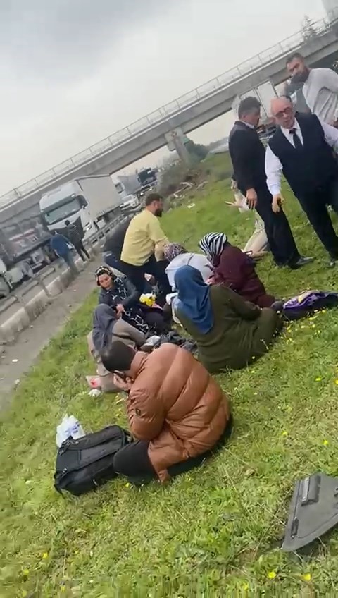 Düzce’de şehirlerarası yolcu otobüsü kaza yaptı. Olay yerine çok sayıda