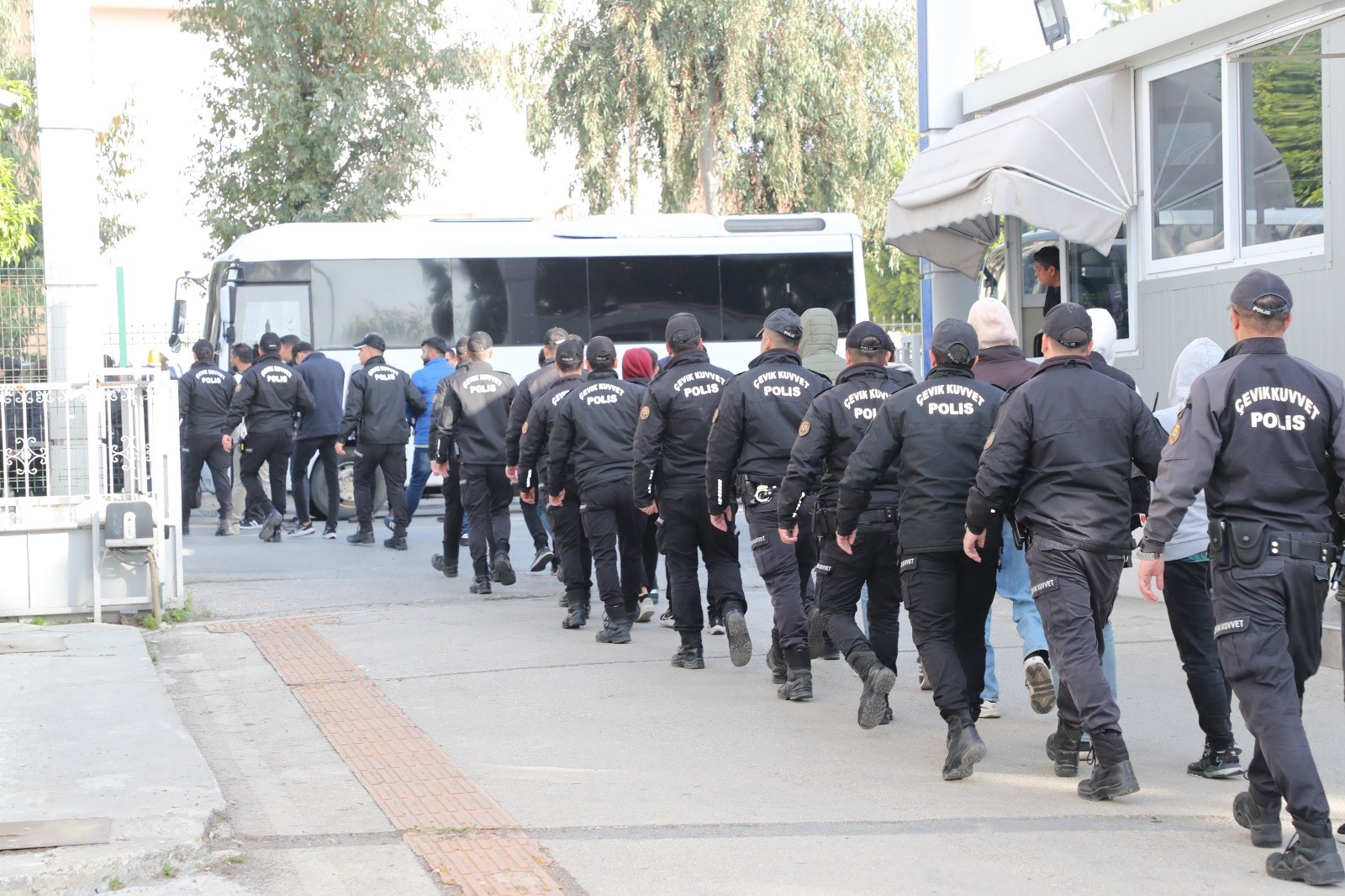 Mersin polisinin, bilinen alışveriş sitelerinin kopya linkini üreten, sahte hukuk