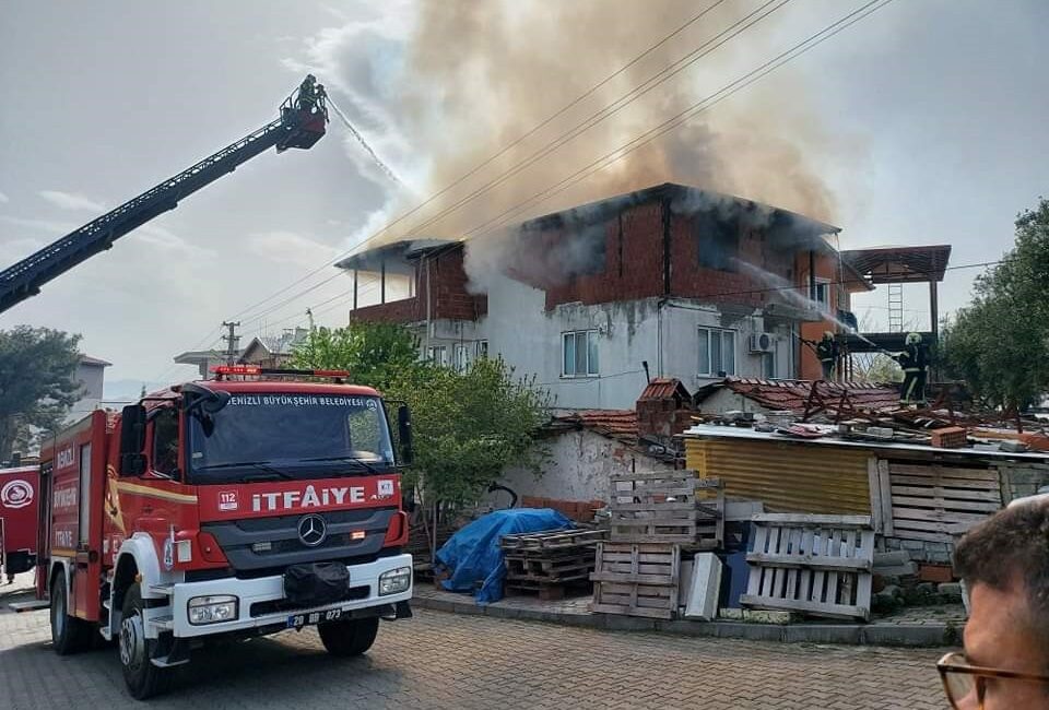 Denizli’de 3 katlı binanın depo amacıyla kullanılan çatı katı alevlere