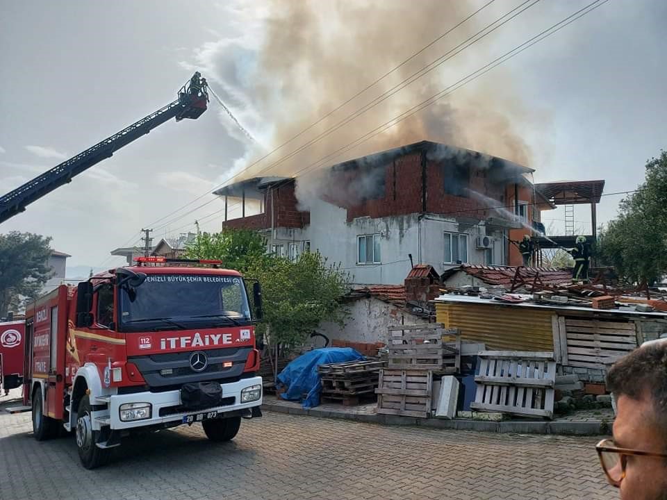 Denizli’de 3 katlı binanın depo amacıyla kullanılan çatı katı alevlere