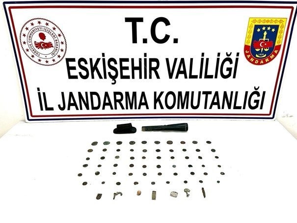 Eskişehir’de jandarma ekiplerince, Afyonkarahisar’dan Seyitgazi ilçesine gelerek tarihi eserleri satmak için