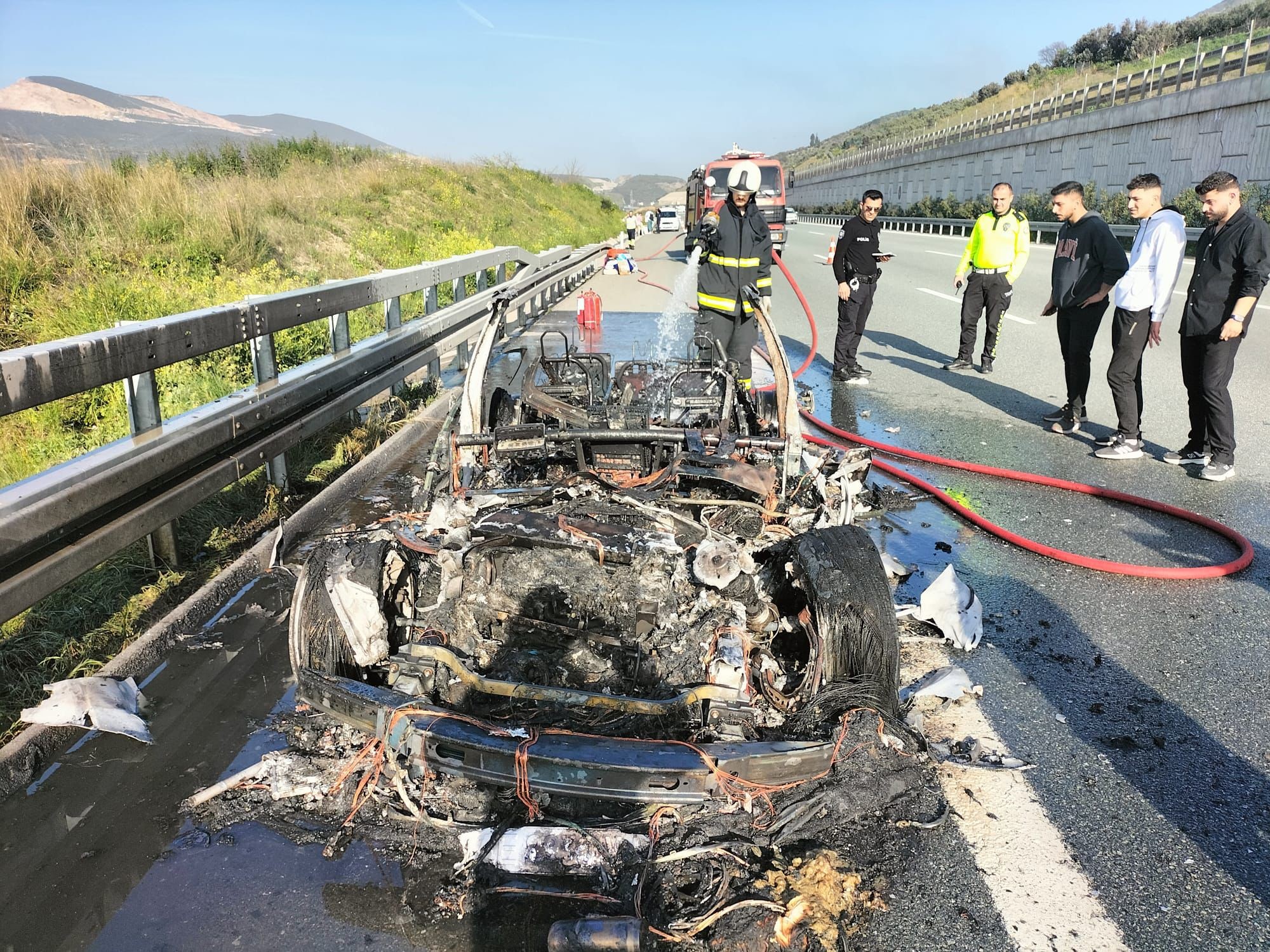 Bursa’nın Gemlik ilçesinde seyir halindeki lüks otomobil alev alev yandı,